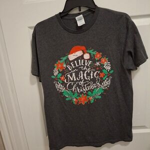 3/$15 Christmas Wreath T-Shirt Believe In The Magic Graphic‎ Tee Holiday Sz M